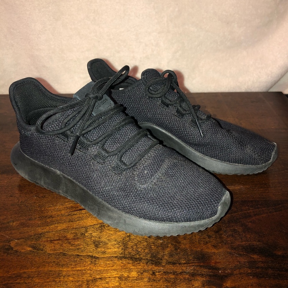 Black tennis shoes